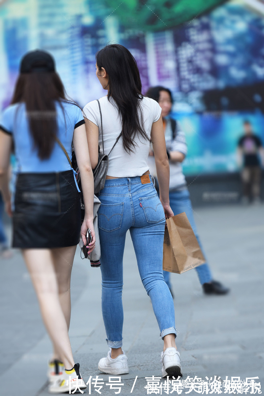 穿搭|气质女生对牛仔裤热情不减,选择个性穿搭,造型靓丽依然