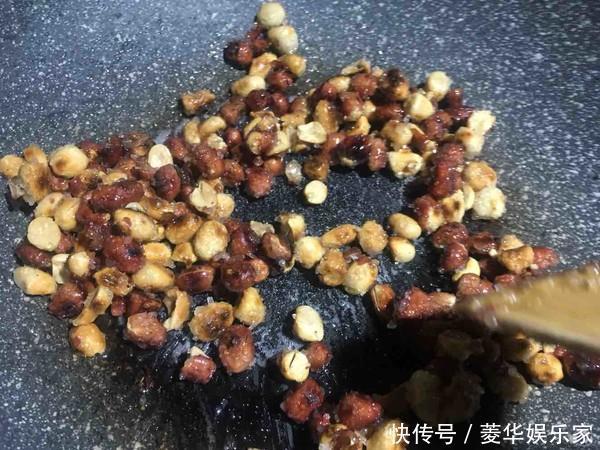 过年,花生米别再油炸了,试试这种新做法,比肉还香,上桌就扫光