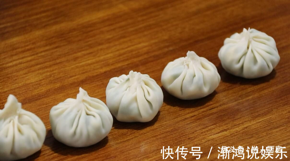 饺子皮|饺子皮别只会包饺子，教你做韭菜小笼包，不用揉面，不用发酵