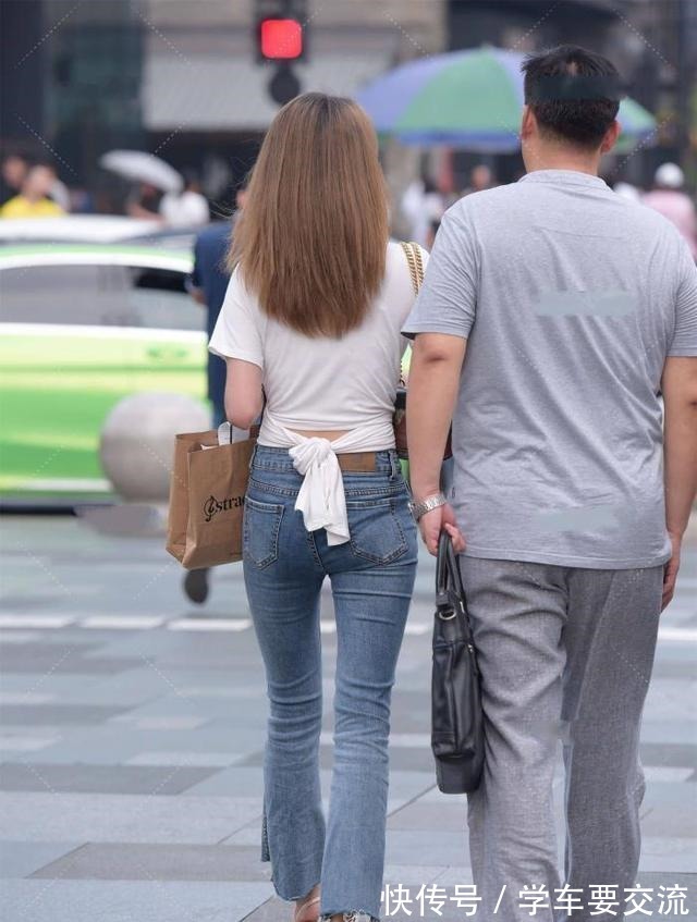 毛边 短款上衣搭配蓝色喇叭裤,清爽简约,优雅大气,时尚干练!