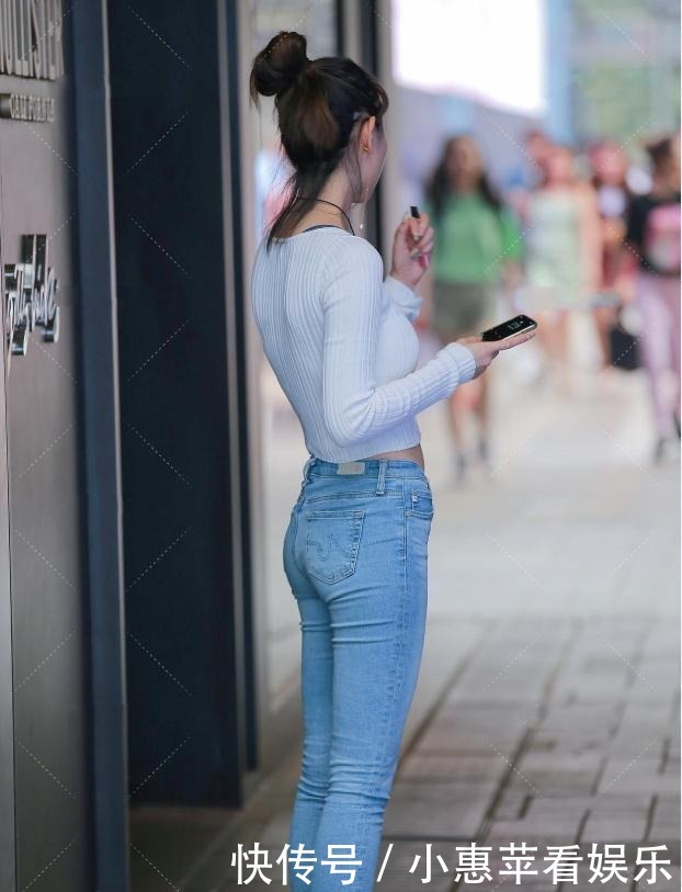 针织|穿搭有技巧的女孩很惊艳,针织露脐上衣搭牛仔裤,成熟有女人味
