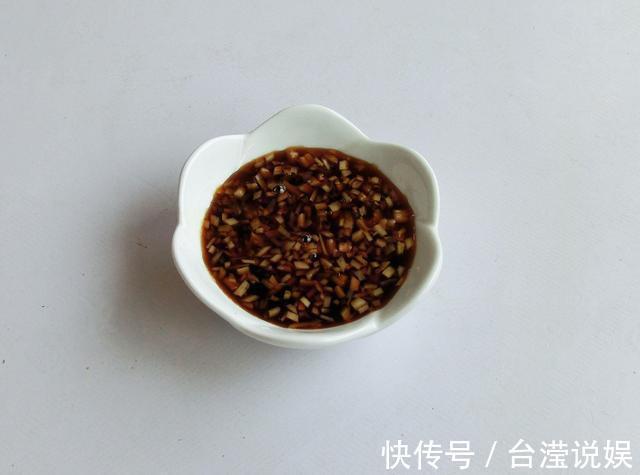水煮大虾时，有人放盐有人放醋，大厨教你正确做法，香嫩还不腥