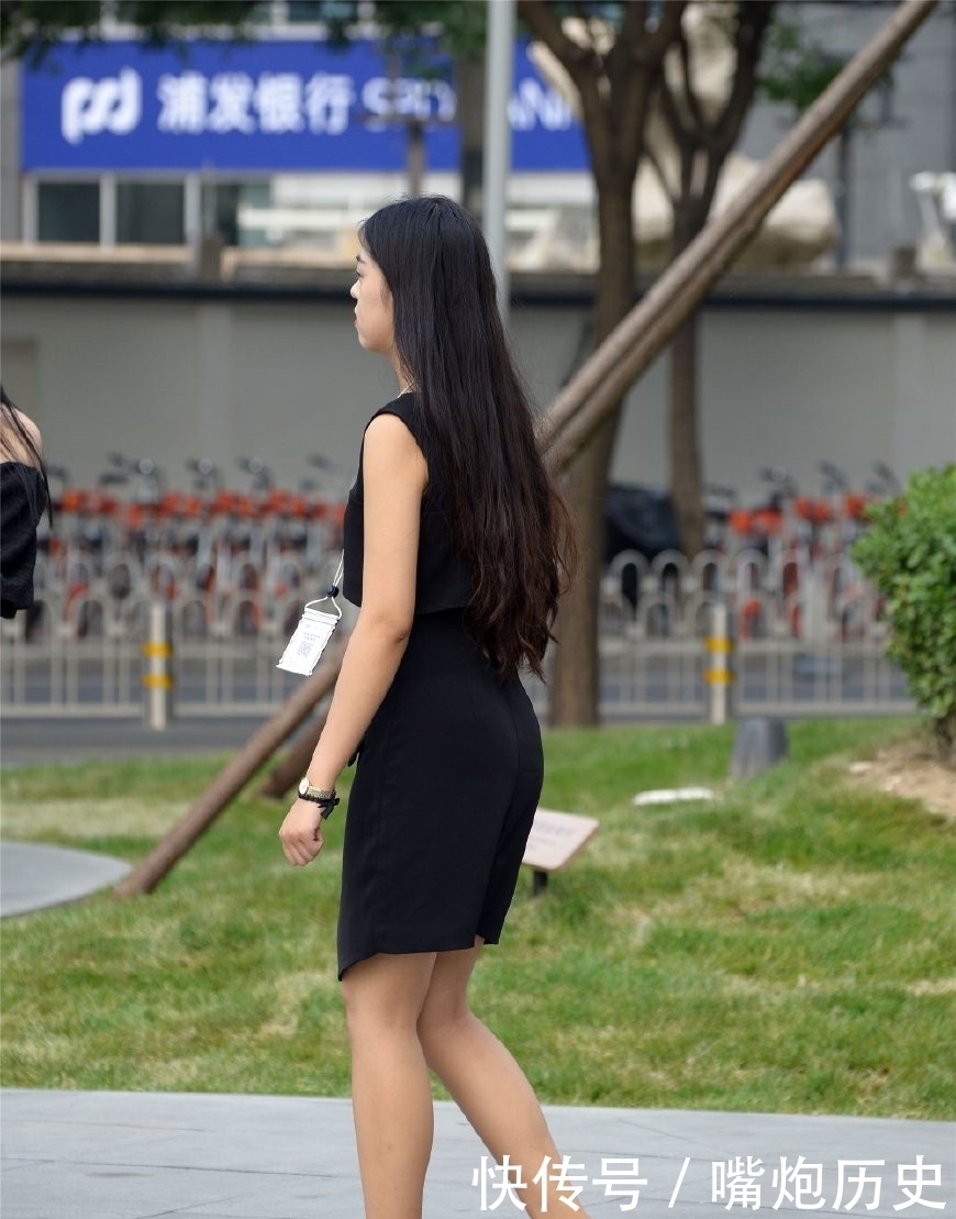 如果穿着黑裙的是你，你会搭配什么样的鞋子出门呢