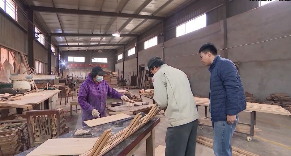 浙江大学城市学院!为了让更多人感受中国木艺精粹 90后小伙从父亲手中接过接力棒