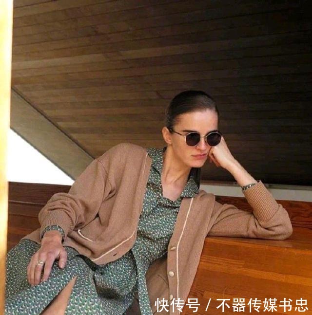 春天的衣服不需要太多,有这件“针织开衫”就足够,配裙子都好看