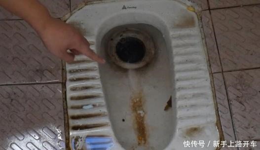 蹲坑久用有“黄渍”家政阿姨只要“1杯水”，清洁干净还除异味！
