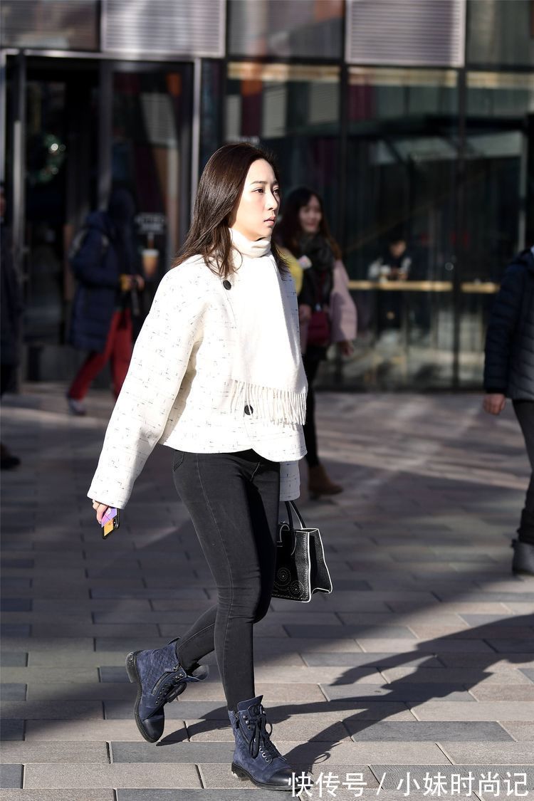 搭配 街拍:小姐姐的白色西装搭配高腰的九分西裤,更显身材的高挑!
