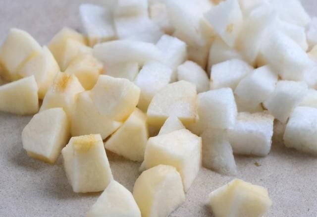 润燥|冬天,用苹果和雪梨煮下火糖水,每天喝一碗,润燥解渴嗓子也舒服