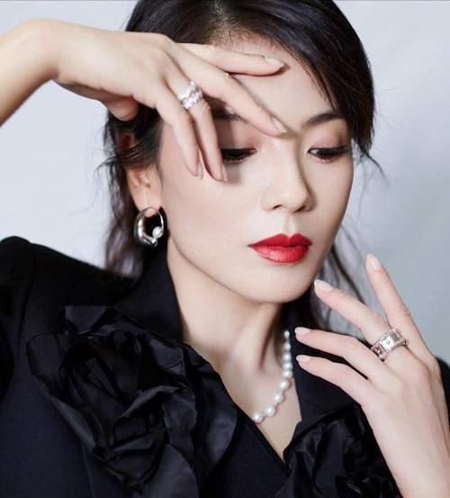 脸上有3个“特征”的女生，别总披头散发，扎头发露五官更女神