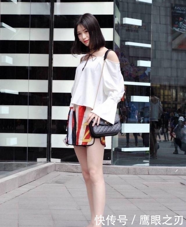 靓丽|街拍:两个时尚小姐姐,穿短裤秀出白皙长腿,青春靓丽,楚楚动人