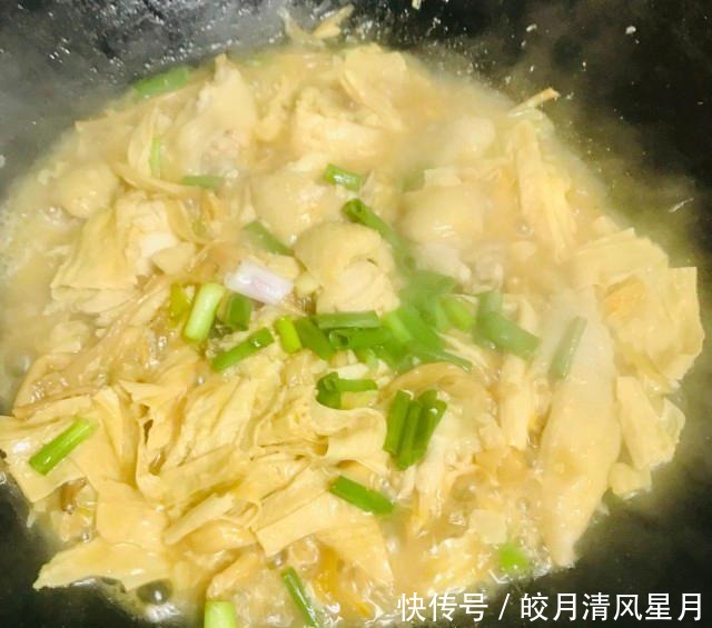 鸡肉焖腐竹,肉质鲜嫩,下酒下饭都不错