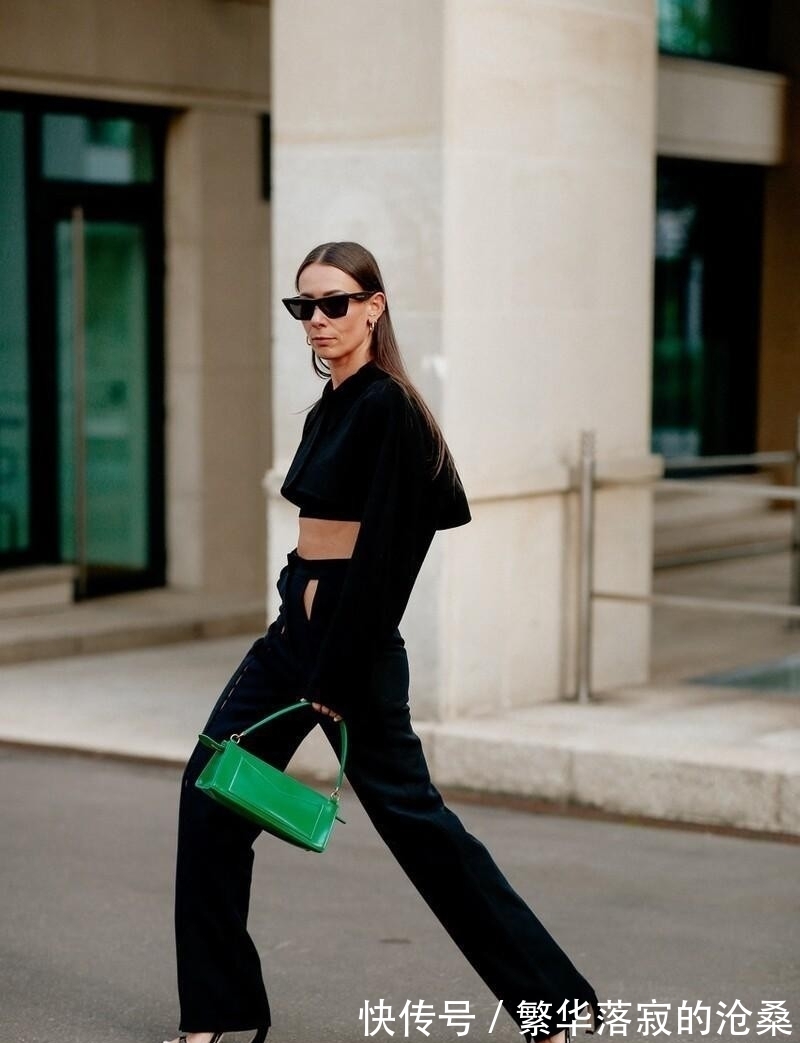 冬天 今年流行的腋下包冬天也能背,配毛衣大衣都好看,时髦还实用