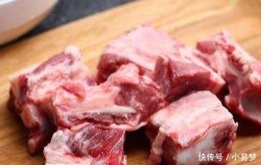 反复提醒，炖排骨切记不能先焯水，牢记这2步，排骨鲜嫩无腥味