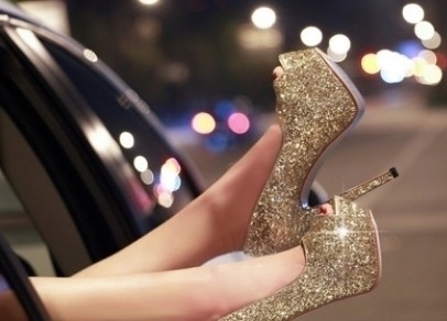 浅口 细跟鞋呈现出柔和的线条,就像绽放在足尖的美丽花朵!