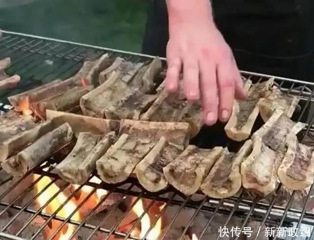 60岁大爷卖“天价烧烤”20元1根,每天能卖500根,行人看见抢着买