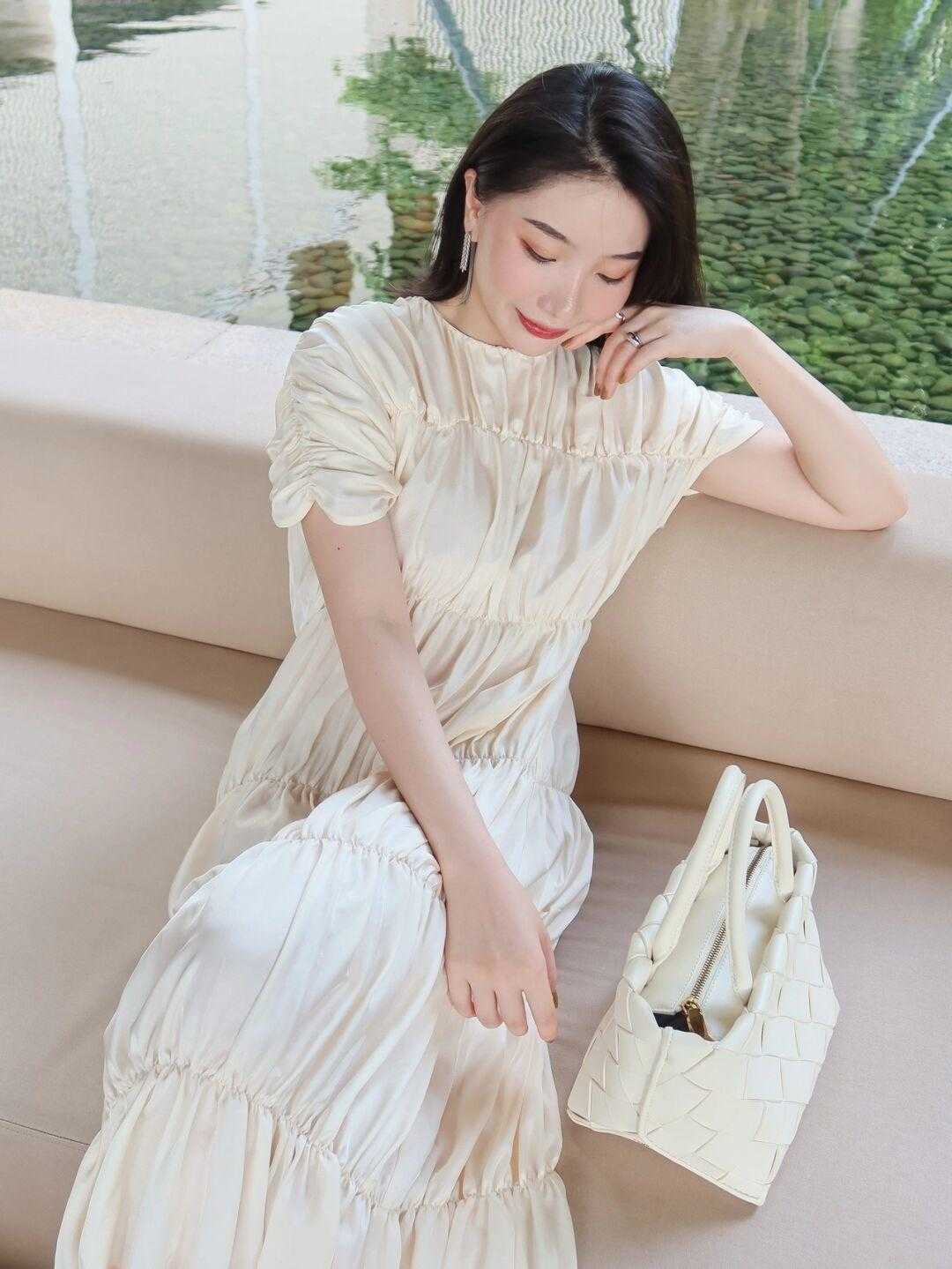 海滩|夏季,去海滩怎么穿才时髦?穿一字肩+牛仔裤高级优雅,清爽大气