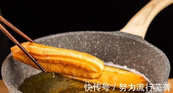 炸油条|炸油条时多放一点它,发酵速度快,油条金黄酥脆,个个空心蓬松!