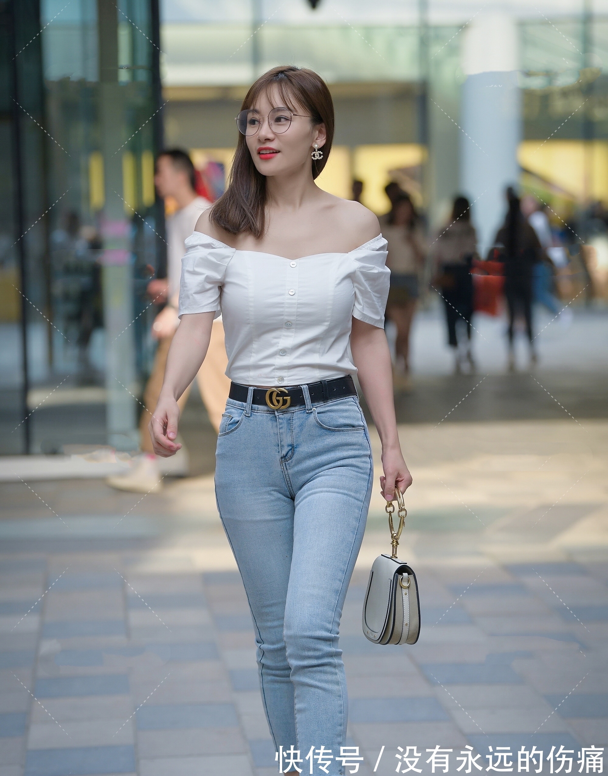 小仙女|一字肩上衣凸显气质，搭配牛仔裤，精致端庄还显瘦，秒变时髦精
