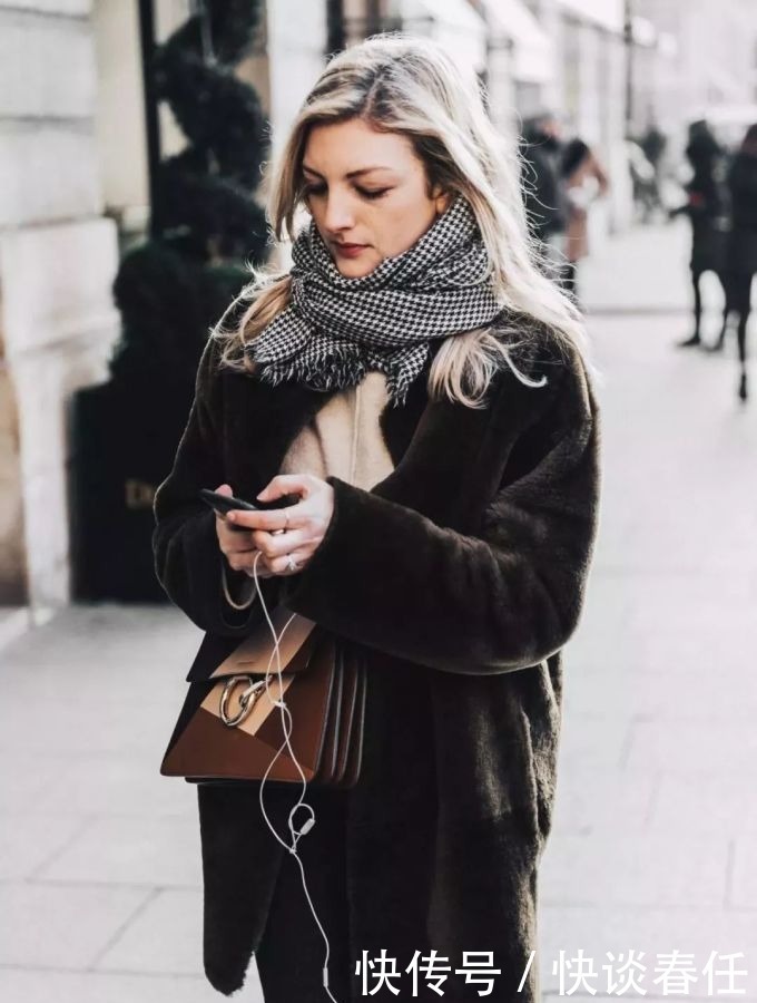 大衣+围巾=冬日最强搭配!温暖时髦、超显脸小,不穿你就真输了