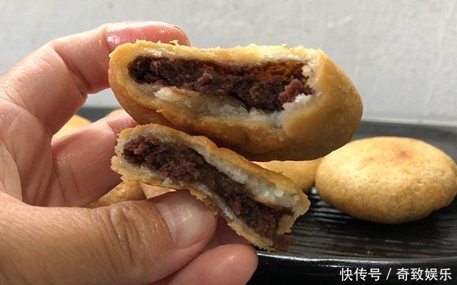 开水里加一碗面粉,搅一搅,搓一搓,一会就做出一锅小点心