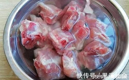 浸泡|清炖排骨,最忌只焯水,做好“1泡2洗3焯”,干净无腥,鲜香味美
