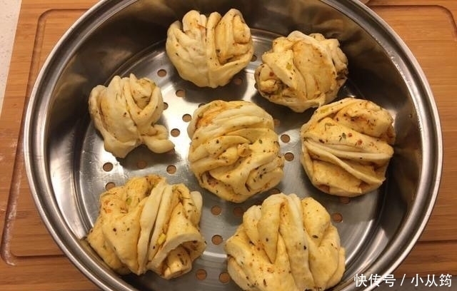 早饭|早饭别吃馒头了,花卷加入此物,早餐店也买不到,吃一个回味无穷