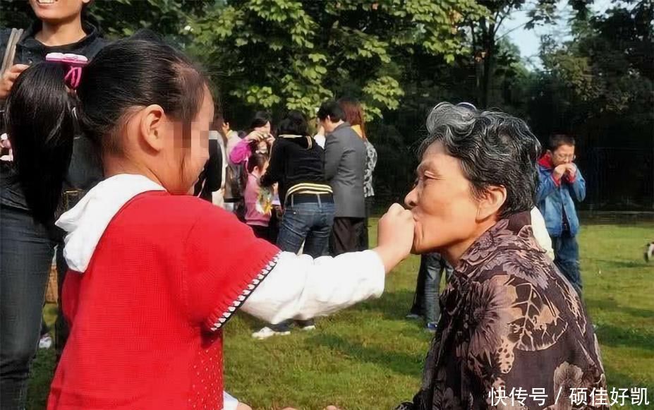 佳佳|为什么奶奶越来越遭嫌弃,姥姥却成为带娃主力军?原因其实很现实