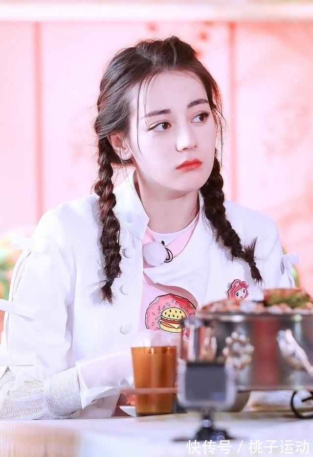 半丸子头|女生不要总是披发,2020年流行这5款“扎发”,时髦显脸小有气质!