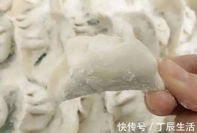 饺子皮|包好的饺子，直接放冰箱就错了，这样保存，煮的时候不破皮不粘锅