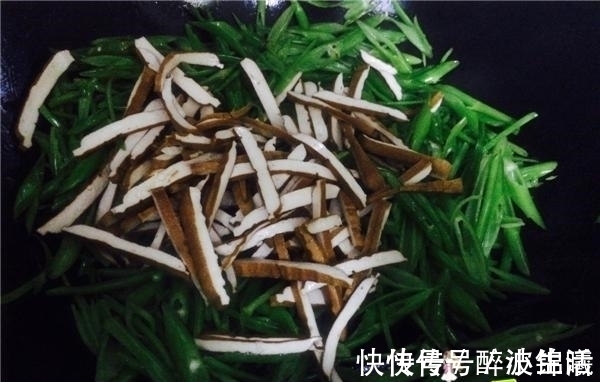 翻倍|别总是炒蒜泥空心菜了, 试试加它一起炒, 好吃翻倍, 孩子都爱