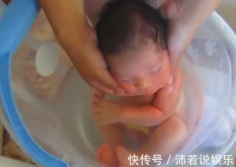 妈妈|给新生儿洗澡,她还以为在妈妈肚子里,简直不要太可爱!