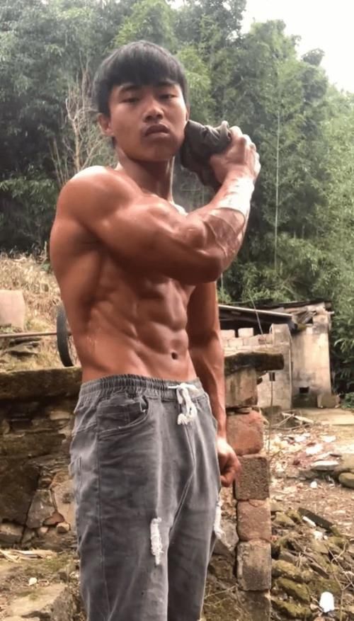 农村|这位从农村里走出来的肌肉男，到底什么水平？