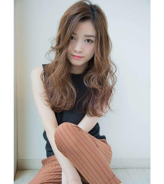 什么发型减龄又时尚?试试这三种柔卷发,简单随意又显皮肤白