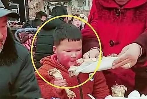 黑名单|奶奶带孙子吃宴席,结束后却遭全村人拉黑:孩子教好了再带出来