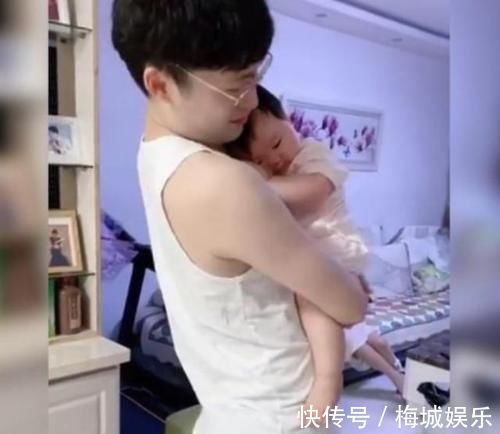 小朱|萌娃一个月没见爸爸,再见面时表情萌翻宝妈,网友:求同款闺女