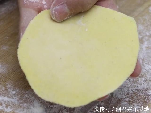 玉米面这样做好看又好吃,开水一烫,10分钟一锅,营养又解馋