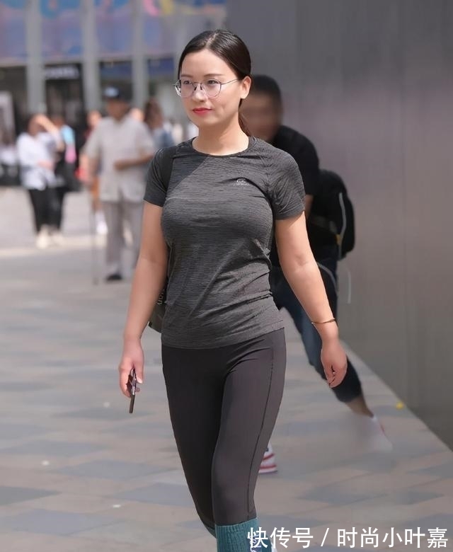 上衣 黑色修身上衣搭配黑色打底裤,展现出温柔气质,休闲感十足