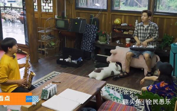 刘宪华回归给大家带礼物，透露离开蘑菇屋的原因，黄磊忍不住夸他