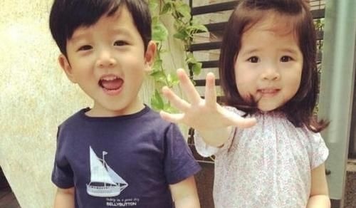 晓燕|“龙凤胎”妹妹长期吃钙片,哥哥天天喝牛奶,3年后兄妹身高差距竟这么大