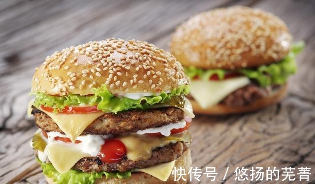 牛肉|鸡肉、生菜、面包都很有营养，为何叠在一起，变成汉堡就不健康了！