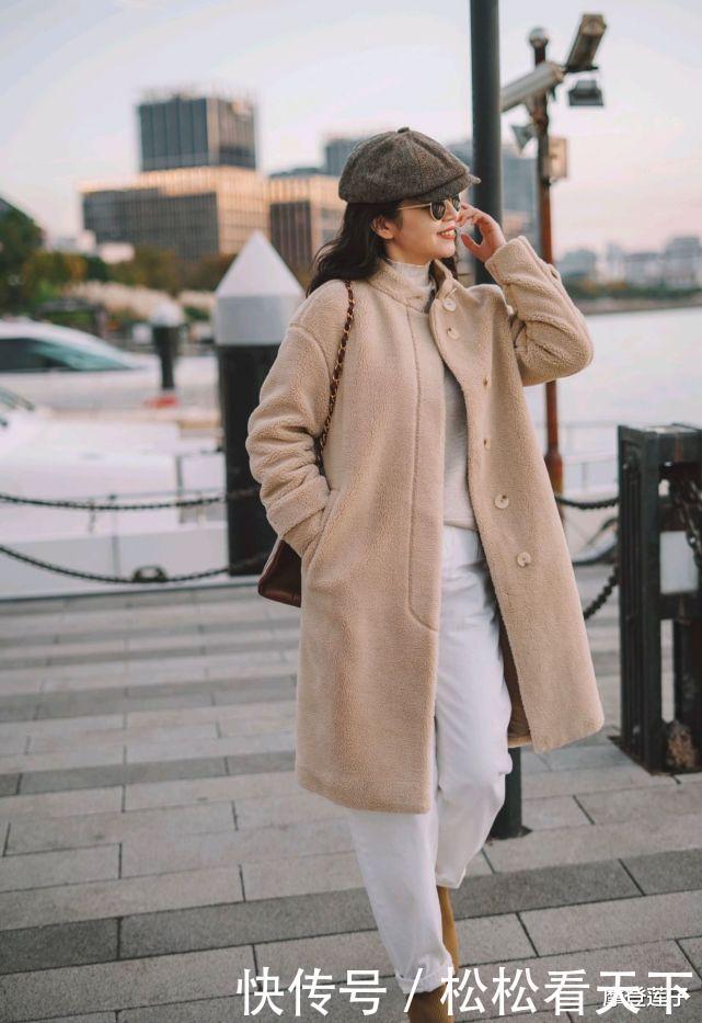 时尚|跟着时尚博主学穿搭,毛茸茸的卡其色外套配白裤,温柔简约又时尚