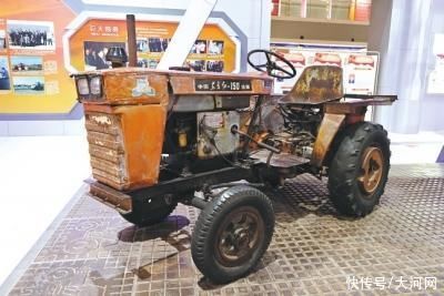 遛弯|洛阳农民手工打造“东方红”拖拉机走红 陪同4岁孙子遛弯忒拉风