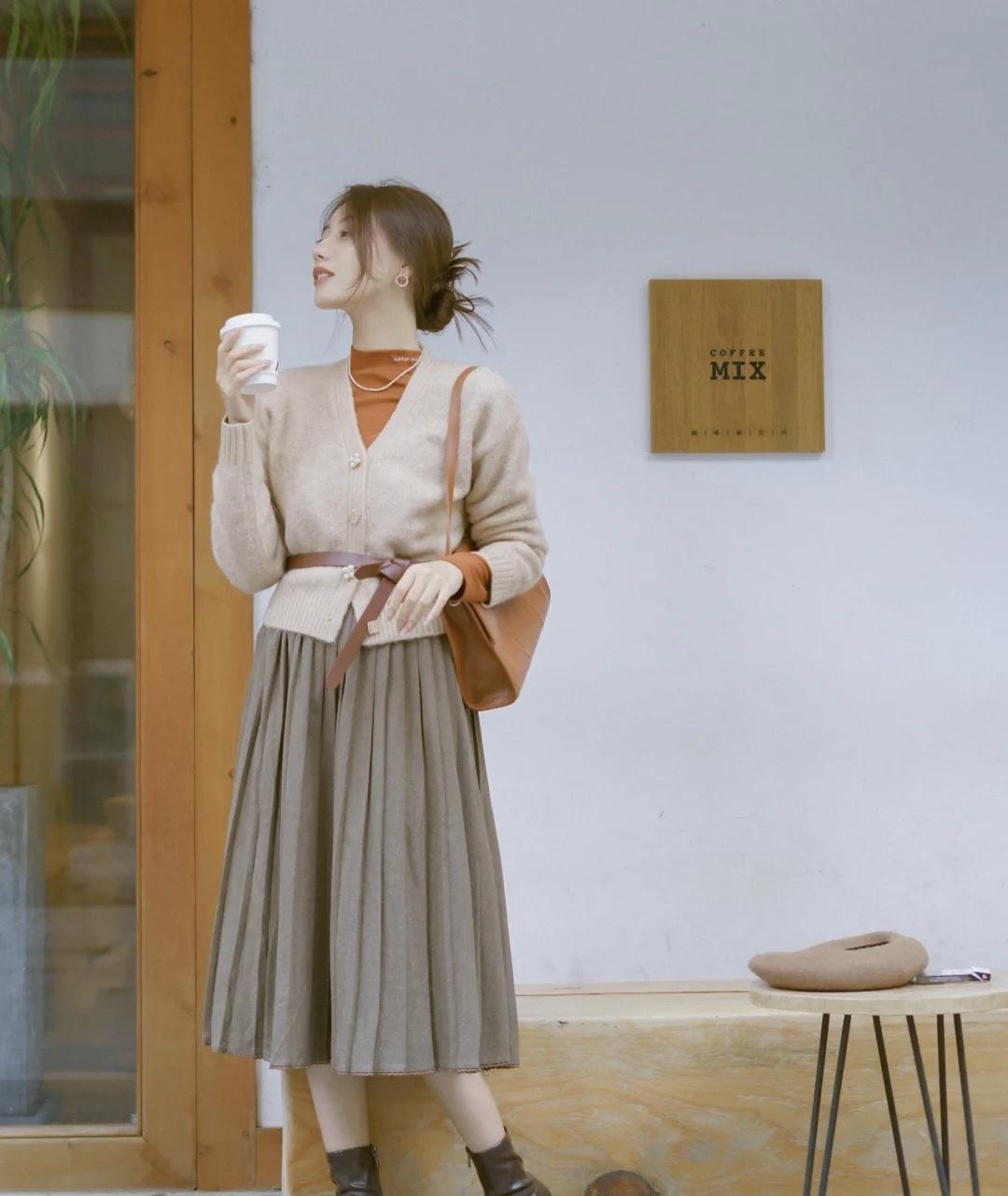 半身裙 秋冬季节怎么穿?针织开衫搭配百褶半身裙温柔优雅,美出了新高度