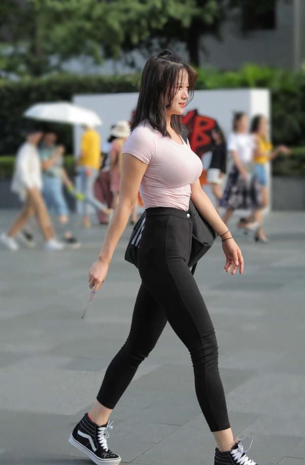 妹子穿高腰紧身裤,足以成为男人想拥有的