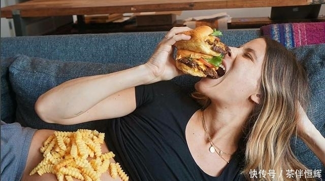 嘴馋|孕妈嘴馋偷吃炸鸡,被婆婆发现后挨骂,孕期真该“戒掉”这些行为