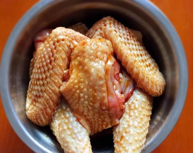 电饭锅烧整鸡，不加一滴水，鸡肉连带骨头都酥香软烂，唇齿留香