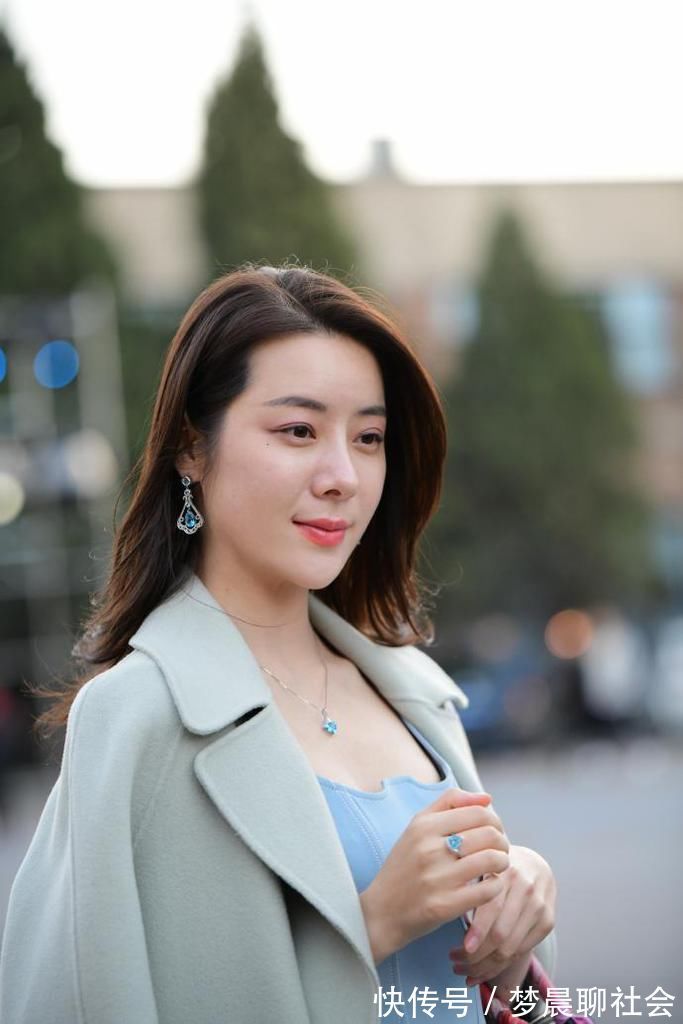 寒风 小姐姐哪像30岁的人,寒风中短裙配大衣,造型清新时尚!