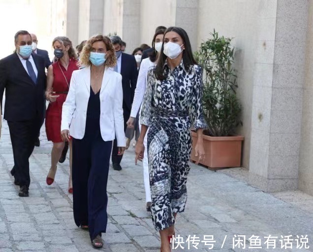 高级感|西班牙王后一家出游,母女三人硬把基础款穿出高级感,简单却上照