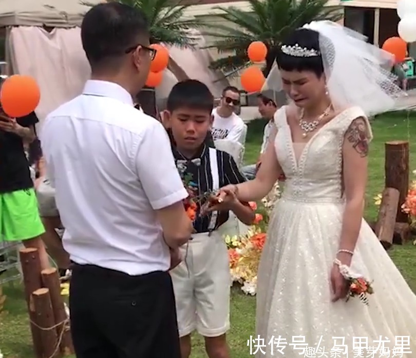 一番话|12岁男孩参加妈妈二婚典礼,一番话感动全场,妈妈哭成泪人