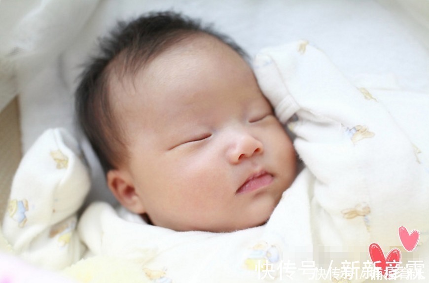 睡眠时间|和宝宝一起睡觉觉，新手爸妈有五件事要注意，以免影响娃身体发育